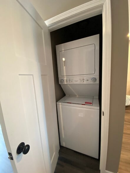 washer/dryer - 1070 Madison St