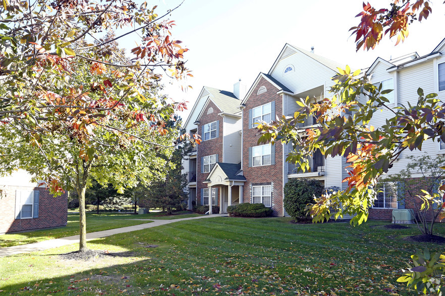 Building - Lake Village of Fairlane