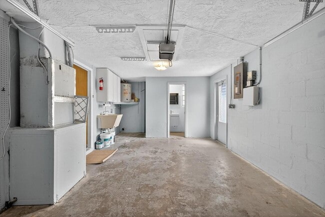 Building Photo - 7725 Summertree Ln