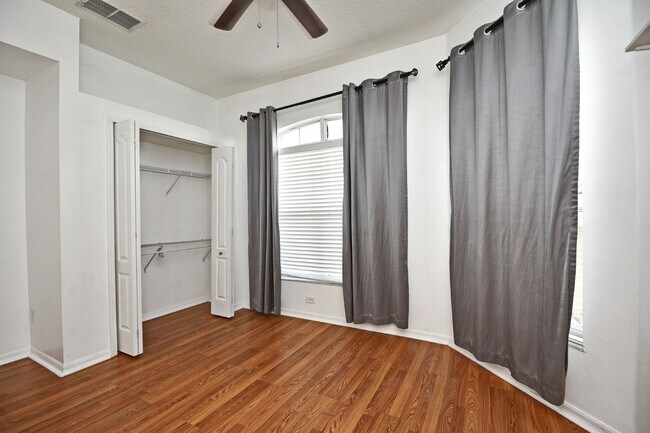 Building Photo - 692 Seabrook Ct