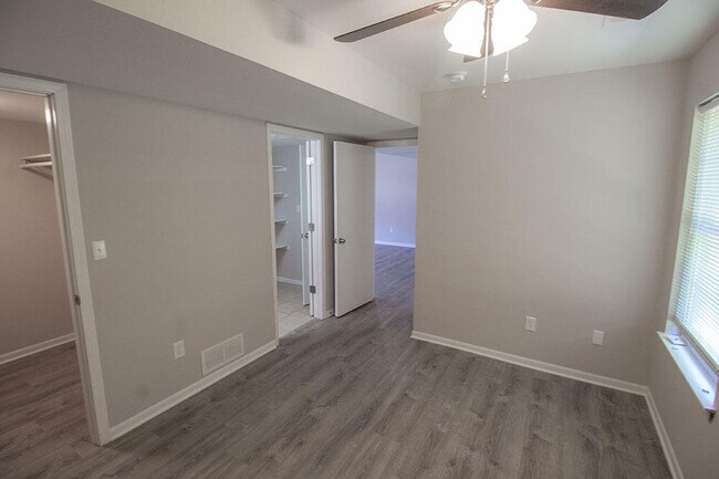 Building Photo - 1425 Greensboro Dr