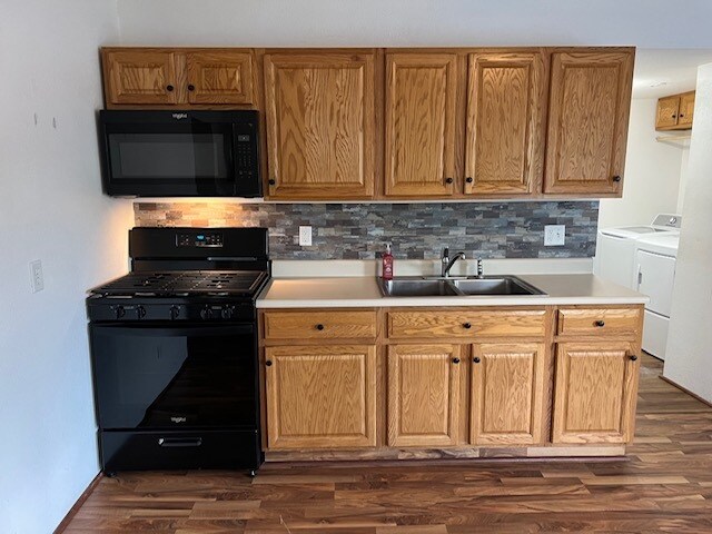 Kitchen - new appliances - 4225 W Southport Rd