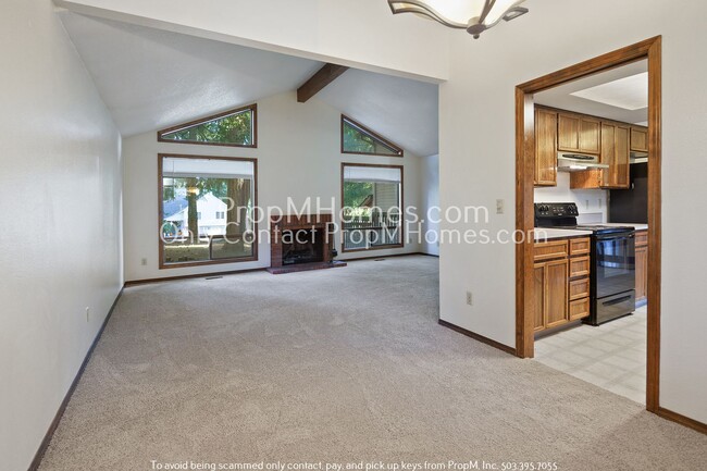 Primary Photo - Spacious Tri-level Four Bedroom Home On Qu...