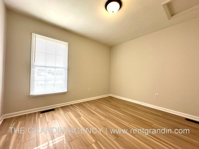 Building Photo - 102 Lakehurst Ave