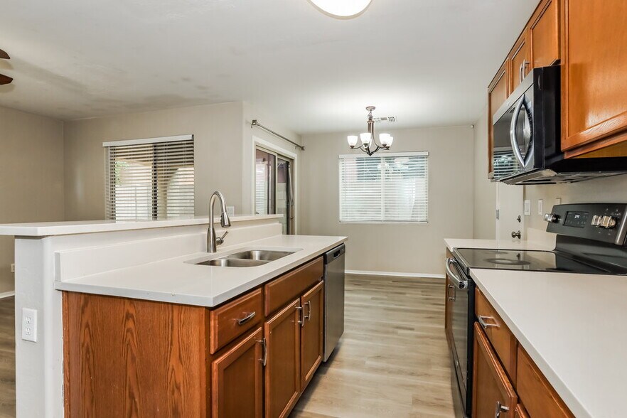 Building Photo - 339 S Travis