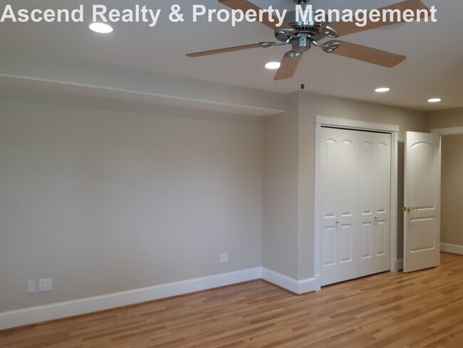 Building Photo - Unique Opportunity to Lease 2 Bed Lower Unit in Executive Home Utilities Included Quick Access to...