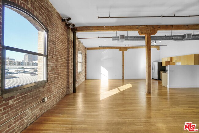 Building Photo - 215 S Santa Fe Ave