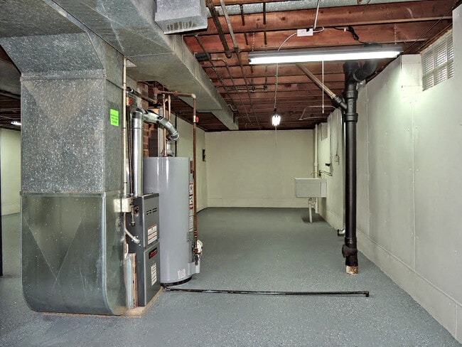 Building Photo - Newly Renovated 3-Bed, 1-Bath Bedford Ranch — Move-In Ready