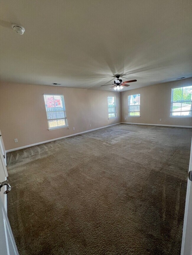 Building Photo - Coming Soon – Available November 1st! Spacious 4-Bedroom Home