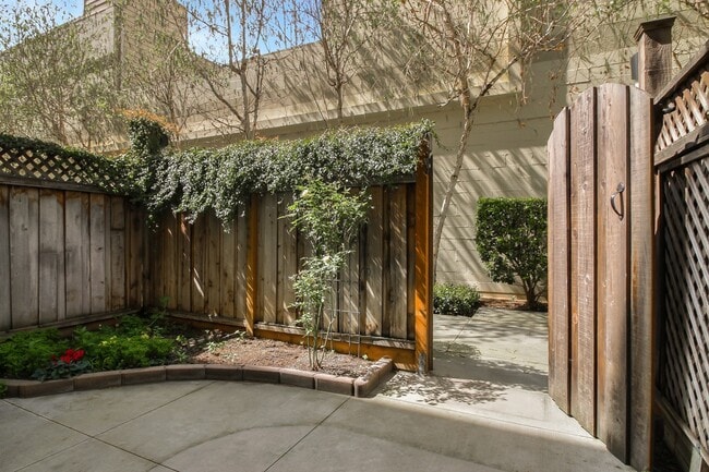 Building Photo - Spacious 1 Bedroom Loft at Ryland Mews