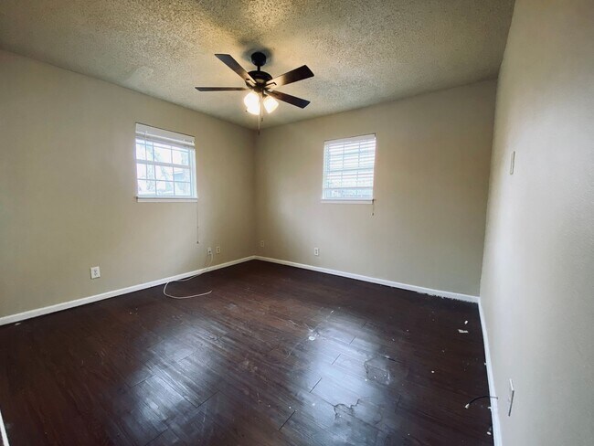 Building Photo - 3 Bedroom Home in Great Location