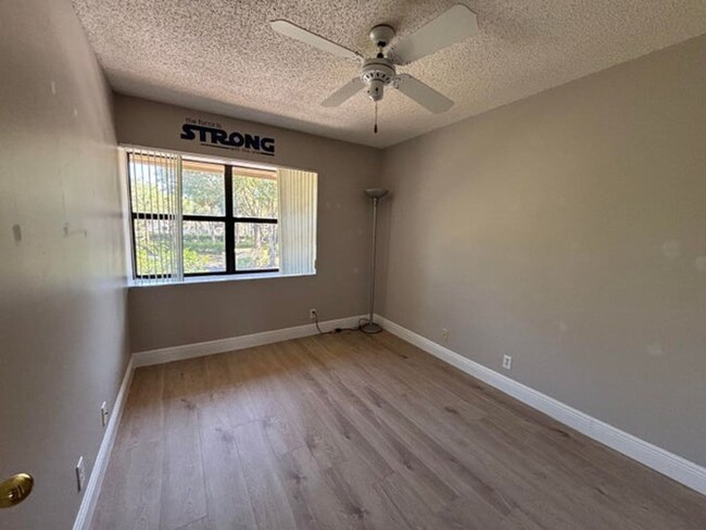 Building Photo - 2843 Carambola Cir N