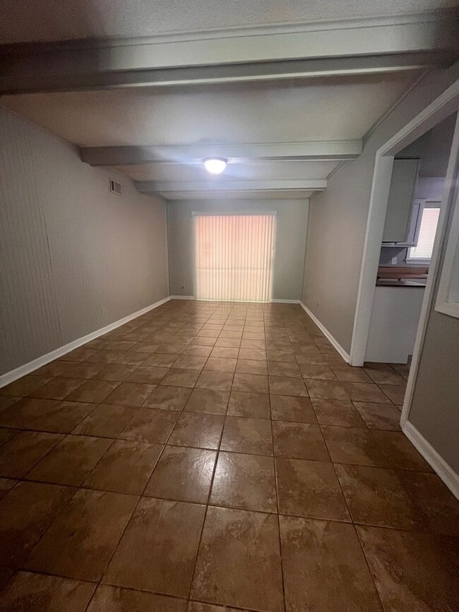 Building Photo - Great Property in quite Neighborhood