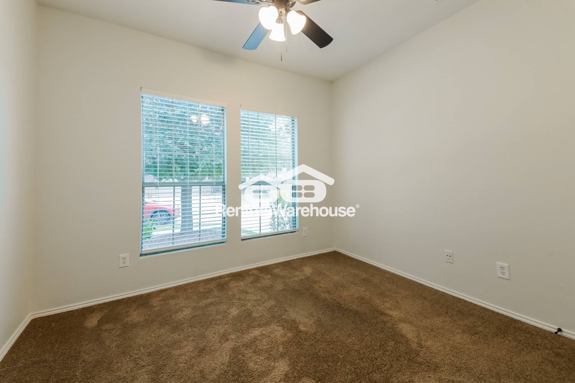 Building Photo - 1096 Oakbrook St