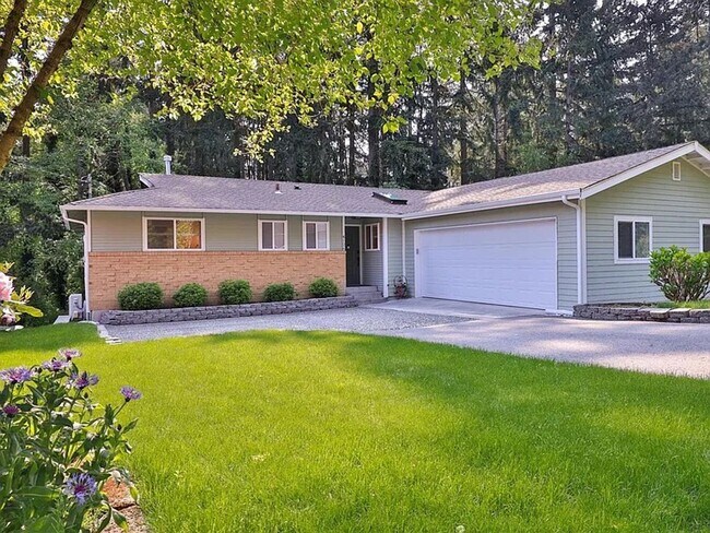 Building Photo - Remodeled Bellevue Home