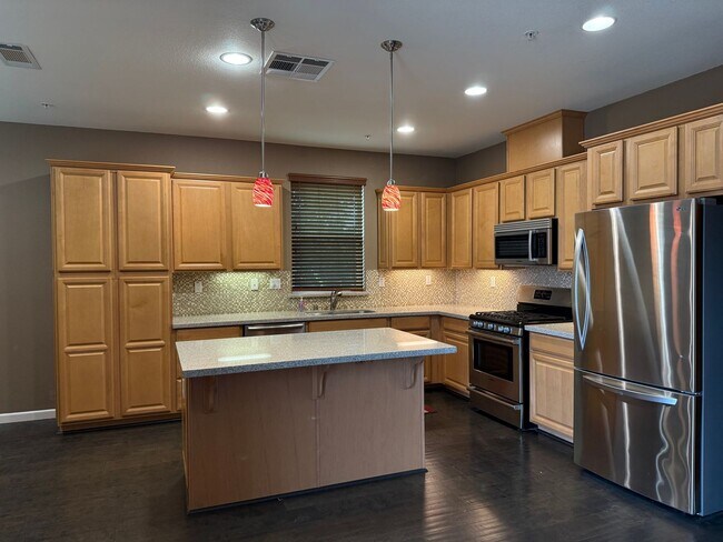 Building Photo - Private Cul-de-Sac Home in Gated Roseville Community with Views