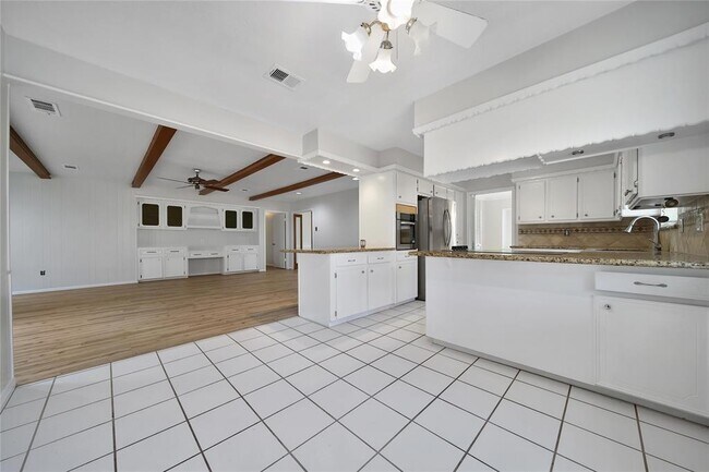 Building Photo - 1056 Martin St