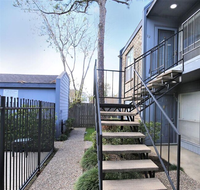 Building Photo - 6202 Skyline Dr