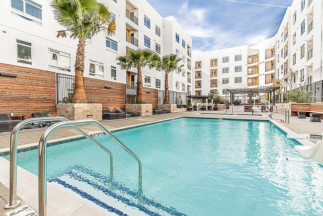 Building Photo - Patina at Midtown