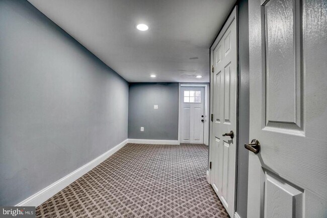 Building Photo - 829 N Montford Ave