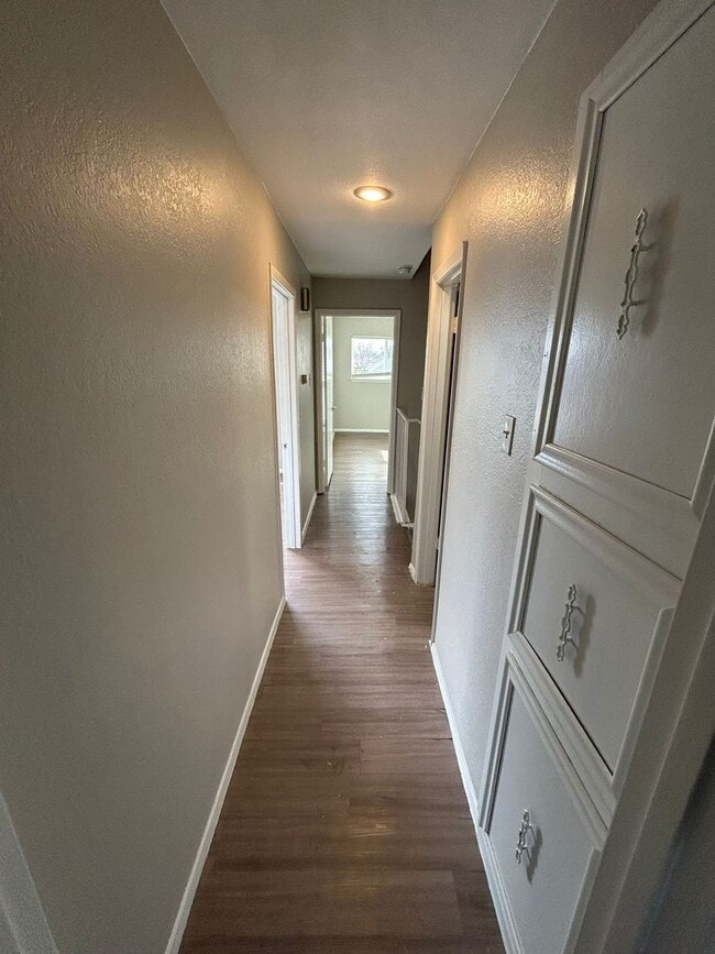 Building Photo - Enjoy a convenient and stylish living!