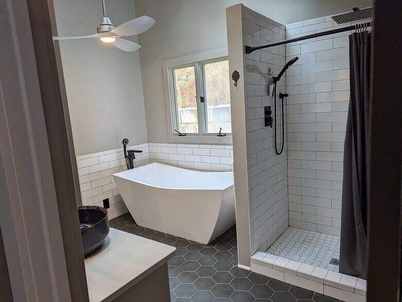 Building Photo - 505 Winding Way