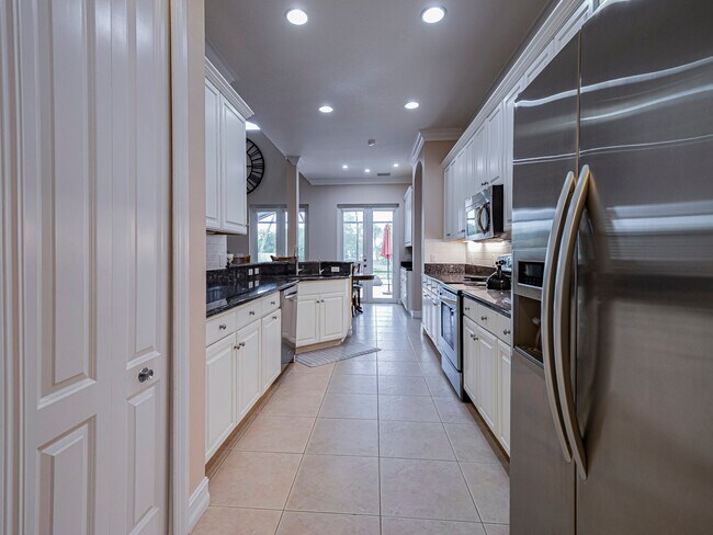 Building Photo - 4570 Bridgepointe Way