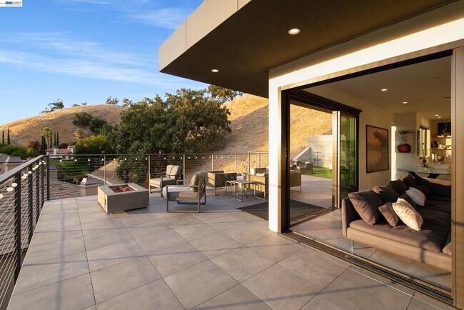 Building Photo - 297 Las Quebradas