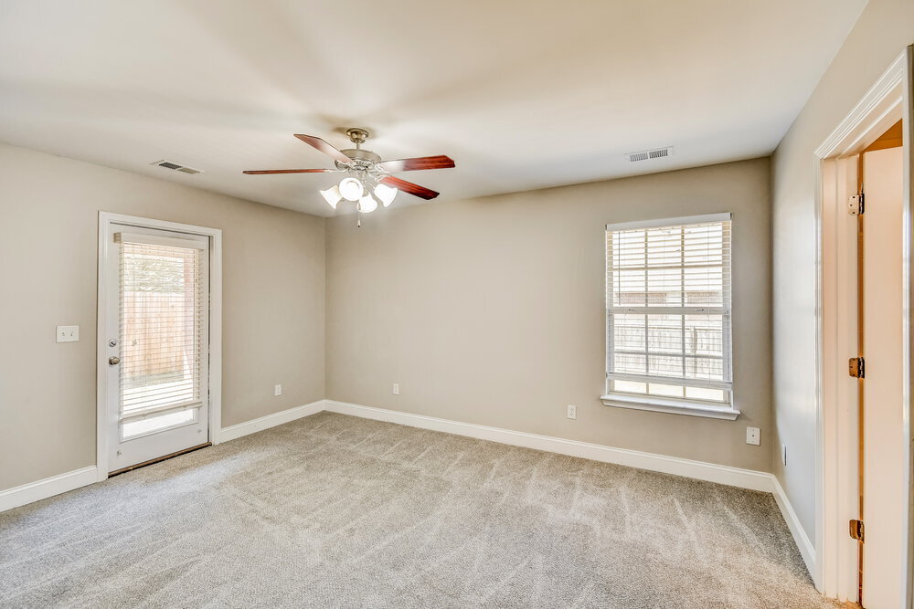 Building Photo - 2067 Edgewood Dr