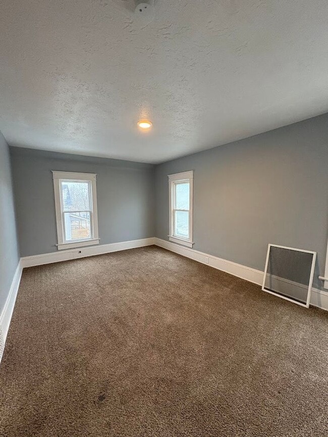 Building Photo - Four bedroom two bathroom home for rent