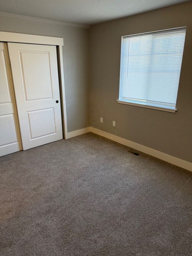 Building Photo - 5 bed/ 4 Bath Townhome in Cheney