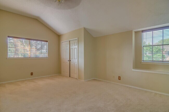 Building Photo - Wonderful 4BR/2.5 Bath in Encino Park -- D...