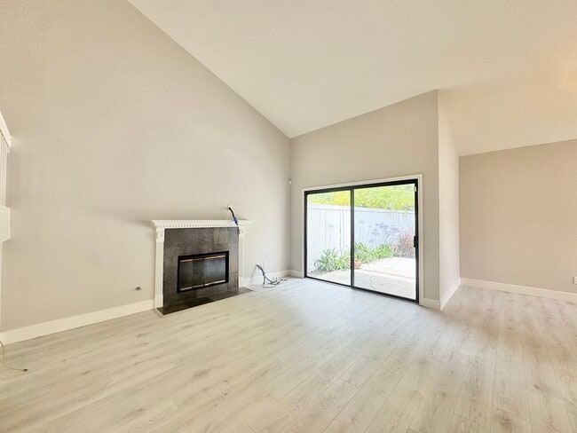 Building Photo - Beautiful 4Bd/2.5Ba Available In Laguna Hi...