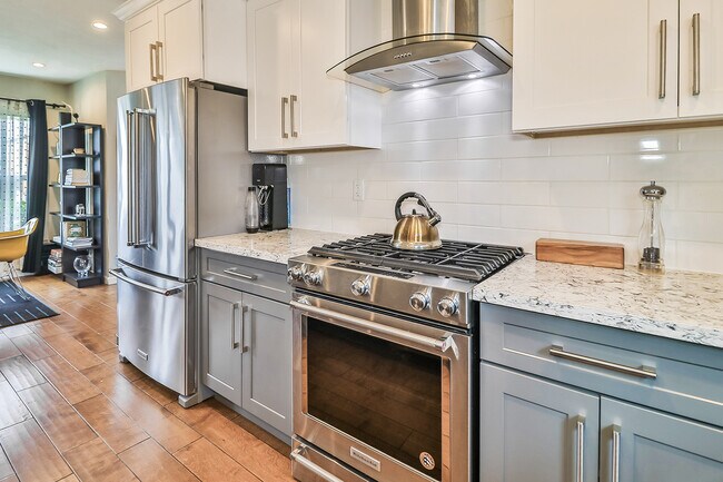 Building Photo - 6027 Comey Ave