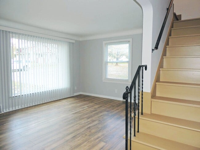 Building Photo - 106 Cowles Ave