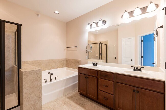 Building Photo - GORGEOUS Well maintained Two Bedroom Townh...