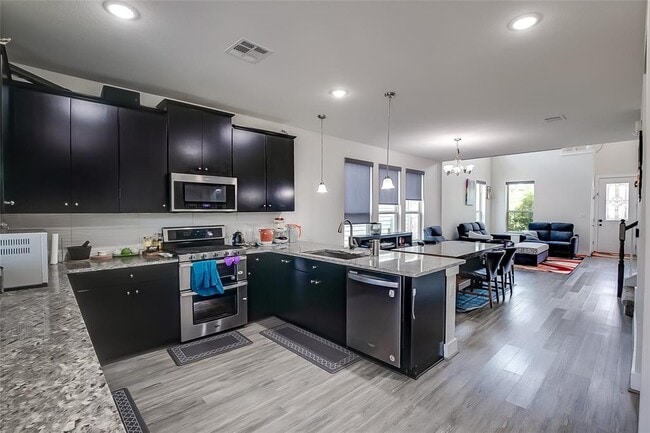 Building Photo - 15912 Cadoz Dr