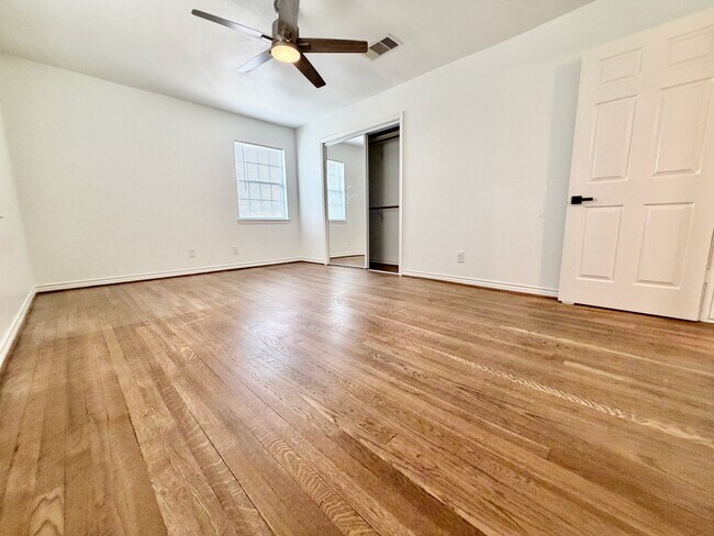 Building Photo - 2126 Banks St