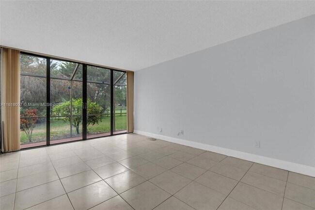 Building Photo - 1341 E Golfview Dr