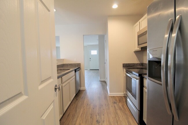 Building Photo - Spacious 3-Bed, 2.5-Bath Townhome Availabl...