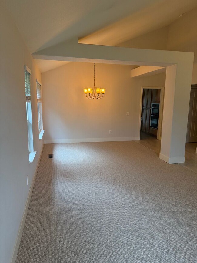 Building Photo - Large Single Level 4 Bedroom 2 Bathroom Home located in Northeast Rohnert Park