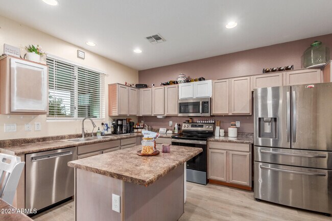 Building Photo - 836 E Constance Wy