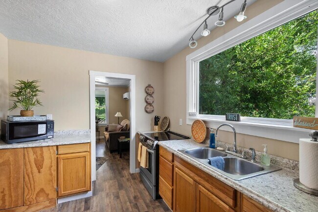 Building Photo - Sweet Cottage, minutes away from the University and Hospitals!