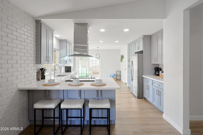 Building Photo - 2331 E Sunnyside Dr