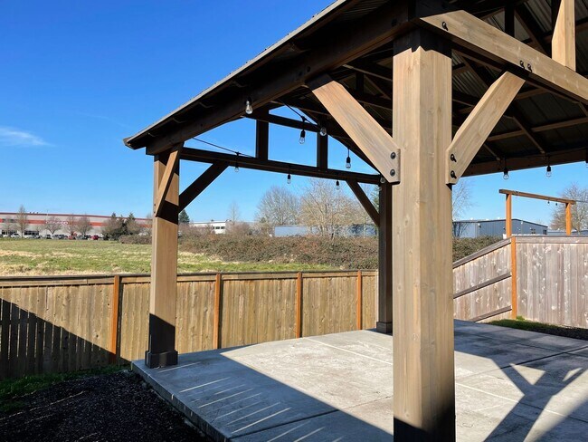 Building Photo - BEAUTIFUL 3 Bedroom 2.5 Bath Home! High Ce...