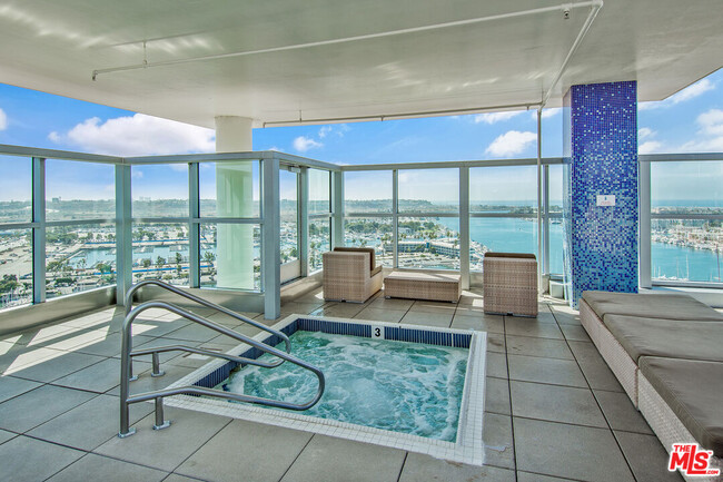 Building Photo - 13700 Marina Pointe Dr