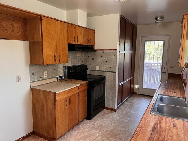 Building Photo - 3 Bedroom w/ Bonus Room on Westside Redding