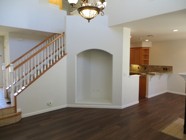 Building Photo - Beautiful Palomares Hills townhouse!