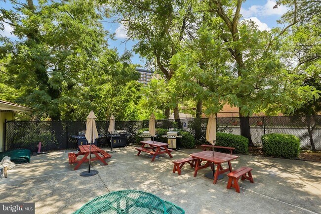 Building Photo - 301 N Beauregard St