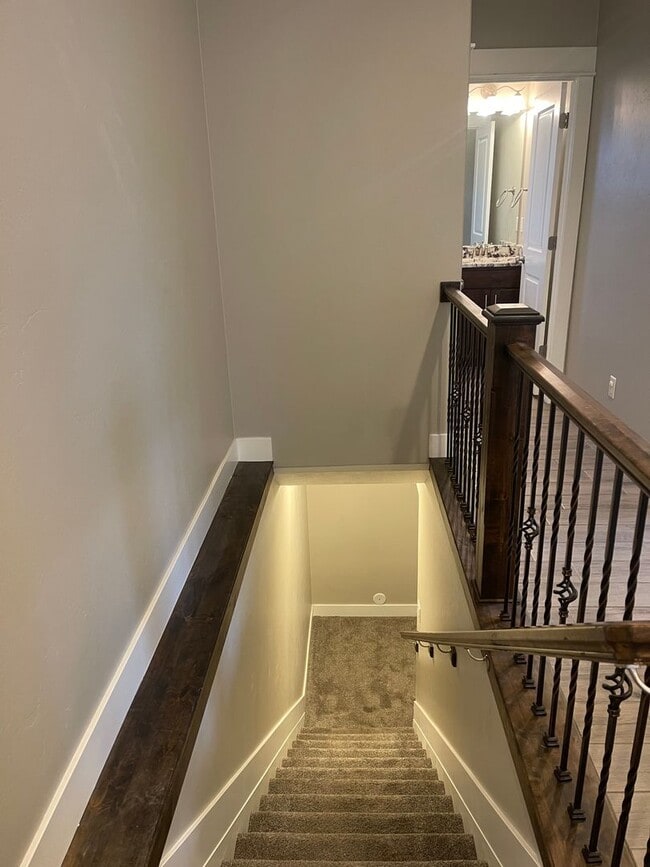 Building Photo - Beautiful Townhome